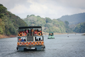 To explore all the creatures of the Periyar Tiger Reserve in Kerala, tourists get on a Boat Safari © Alexandra Lande