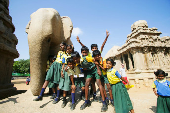 Happy school children in front of the panch rathas at the world heritage site of  Mamallapuram in South India © Jan Otto