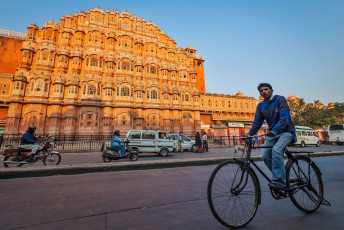 Busy street scene in front of Hawa Mahal, or the Palace of Winds in Jaipur, Rajasthan © Dmitry Rukhlenko