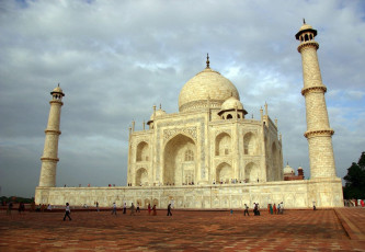 A grand view of the Taj Mahal under the grey clouds, located in the city of Agra, Uttar Pradesh, India © Guillermo Garcia