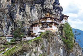 View of the Taktshang Gompa on Tiger’s Nest perching on a narrow ridge on the sheer mountain cliff near Paro, Bhutan. The monastery can only be reached by walking along a steep trail © Jeewee