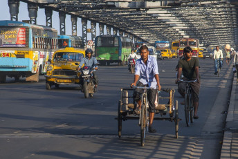 A heavy traffic scene on the well known Howrah Bridge which links the two cities of Howrah and Kolkata, located in Kolkata, India. © LUKASZ-NOWAK1