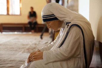 The idol of Mother Teresa resting in the chapel of Mother House, Kolkata. This sculpture was made in the same pose as the Mother used to pray with her hands joined. © zatletic