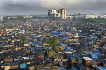 Slums fill the landscape before the modern and more prosperous high rises in the background. Prem Nagar Goregaon Mumbai, Maharashtra, India © bodom / Shutterstock