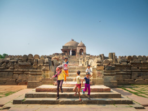 Playful children enjoy the long stairway at the Harshat Mata Temple near the Chand Baori in Abhaneri village of Rajasthan © Foofa Jearanaisil / Shutterstock