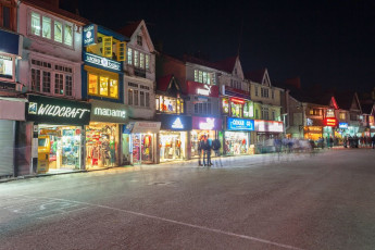 In Shimla, the capital city of Himachal Pradesh, India, Mall Road shops are open late. © saiko3p / Shutterstock