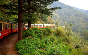 Riders can see mountains and valleys on their trip on the "toy train"  from Shimla to Solan in India © snap_rsg/ Shutterstock