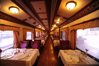 The large windows of the Restaurant wagon lets you enjoy the beautiful landscape while having lunch or breakfast in the train. © Fernando Quevedo