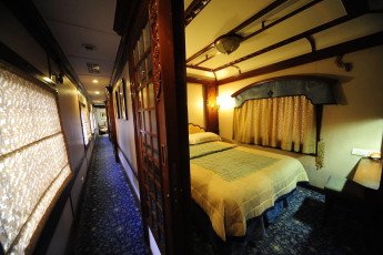 Sleeping room wagon of The Golden Chariot consists of a comfortable bedding, air-conditioning and upholstered furniture. To provide wholesome in-room entertainment, the rooms have been equipped with smart TVs with a variety of wifi enabled subscriptions including Amazon, Netflix, Hotstar, etc. Also, CCTVs and Fire Alarm systems have been installed for more safety. © Fernando Quevedo