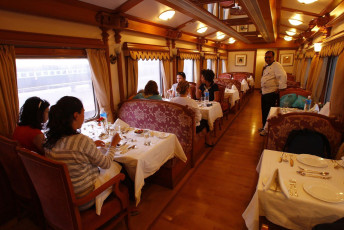 Restaurant wagon of The Golden Chariot train consists of two multi-cuisine restaurants—Nala and Ruchi—serving a buffet spread of vegetarian and non-vegetarian cuisine. © Fernando Quevedo