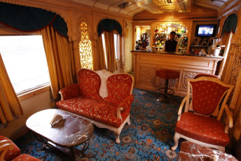 Bar wagon of The Golden Chariot train has the plush & royal interiors also known as Cigar Bar Lounge (called Madira) are modelled after the early 20th century Mysore Palace. © Fernando Quevedo