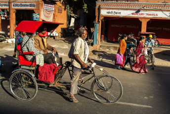 Street views wherein the Rickshaw drivers transport passengers through the old town of Jaipur, India © Alexander Mazurkevich