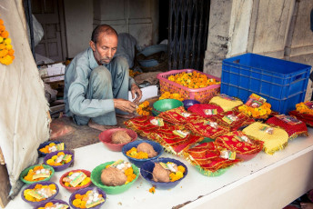 Sellers sell religious items which include coconuts and flowers for sacrificial offerings to the Ghats of River Ganga, Haridwar, India © Pablo
Rogat