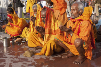 A large number of pilgrims pray after taking the morning bath on the shore of the Ganges, India © Wkok