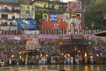 A crowded view of the evening Aarti (religious ceremony) on the river Ganges in Haridwar, India. Each evening as the sun’s last rays reflect off the boundless waters of Goddess Ganga, the devotees gather for Ganga Aarti © Luisa Puccini