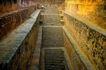 Gandhak Ki Baoli is part of the Mehrauli Archaeological Park, which is located next to the Qutb Minar Complex is a 12th century, stepped fountain in the village of Mehrauli, New Delhi, India © Sunny-s