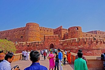 The powerful Red Fort of Agra was the principal residence of the Mughal emperors until 1638. It consists of many impressive palaces, audience halls and mosques, and has a sweeping view of the surroundings and the famous Taj Mahal in the distance © SARIN KUNTHONG