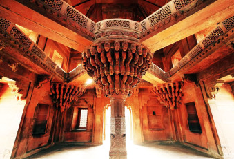 A remarkable pillar supports the Lotus Throne, the king’s seat in the private audience hall of Fatehpur Sikri. Akbar, the great Mughal ruler built this palace city to serve as his capital in 1570 and today it is a much visited UNESCO World Heritage Site, Uttar Pradesh © Mikadun