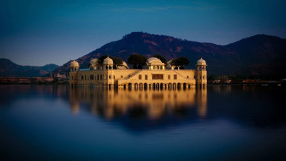The light colored sandstone Jal Mahal, once the hunting lodge of the maharajas, sits regally in the middle of Lake Man Sagar, Jaipur. Four of the five stories are submerged when the lake water rises © BUSINESS-CREATIONS