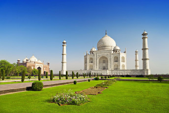 The astonishing beautiful white marble Taj Mahal was built as a declaration of the love by Shah Jahan for his wife Mumtaz Mahal, Agra, Uttar Pradesh © saiko3p