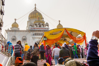 A crowded view of the Gurdwara Bangla Sahib which is a beautiful Sikh temple with golden domes in New Delhi. The Gurudwara is dedicated to the eighth guru Shri Harkrishan Sahib who visited Delhi in 1664 © Anton Ivanov
