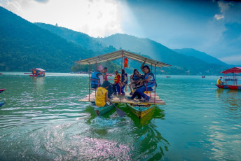 Visitors on a relaxing boat ride on the emerald green Lake Phewa, Nepal’s second largest lake. There are spectacular views of the Annapurna Mountains from the lake © Fotos593 / Golden Triangle Varanasi Nepal Tour
