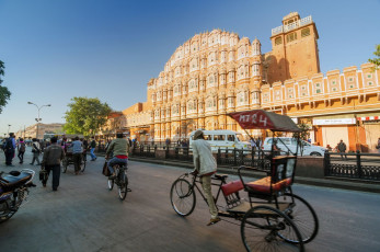 A rickshaw driver in front of the Hawa Mahal (Palace of the Winds) in Jaipur - photo by Sira Anamwong