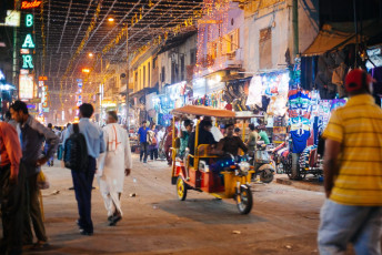 Even in the evenings Chandni Chowk’s Main Bazaar Road is filled with locals and visitors who come here to do shopping, enjoy a meal in the many restaurants etc., Old Delhi © Alexandra Lande