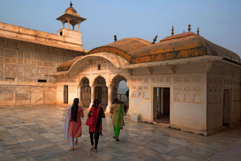 Three local tourists at the Sheesh Mahal or Golden Pavilion in the Red Fort in Agra. The interesting curved Bangla roof is shaped like that of a Bengali thatch hut, Uttar Pradesh © akov Oskanov