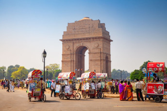 Vendors sell ice-cream to tourists at the India Gate, New Delhi. This monument was erected as a memorial to the 84,000 British Indian Army soldiers who perished during WW I, India © Sean Hsu