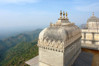 Panoramic view from the top of the Mewar fortress of Kumbhalgarh on the western side of the Aravalli Range in Rajasthan. The fort is one of the largest fort complexes in the world and often referred to as the ‘Great Wall of India’
