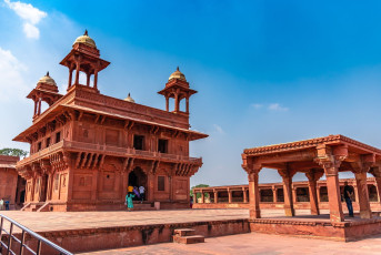 The Private Audience Hall, or Diwan-i-Khas in the palace city of Fatehpur Sikri was built by the emperor Akbar in the Persian style of architecture. It has a huge intricately carved stone pillar in the center of the chamber