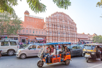 The Hawa Mahal in Jaipur was built of red and pink sandstone with a unique façade decorated with a mesh of small windows through which the royal ladies could observe life in the street below without being seen themselves. This is the tallest building in the world which was constructed without a foundation