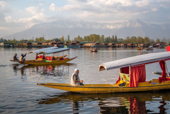 Everyday life on the waters of Lake Dal, a popular tourist attraction in Srinagar. The locals use shikaras for transportation © Benjawan Sittidech