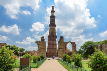 Qutub Minar in New Delhi has the highest minaret constructed with bricks in the world © Kingsly - <i>Visit Of Qutub Minar During Kashmir Leh Ladakh India Tour</i>