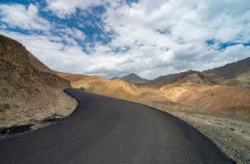 The new Leh/Srinagar Highway at the Fotu La Pass in Ladakh © Amitrane