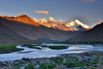 The sun sets on the Suru River Valley in the Kargil area of Ladakh, with the snowcapped peaks of the Himalayas in the background © BlackSTAR-FOTOGRAFiE