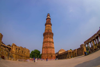 A UNESCO World Heritage Site in southern Delhi: Qutub Minar was constructed in the 1200s. ©  Fotos593 / Shutterstock