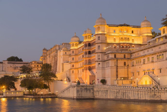 A spectacular view of the Udaipur City Palace built in granite and marble is a perfect blend of Medieval, European and Chinese architecture, Udaipur, Rajasthan, India © Anujak Jamook