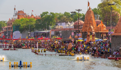 Thousands of devotees gather on the ghats of the Shipra River to bathe in the water during the Simhastha Kumbh Mela that takes place every twelve years in Ujjain. The festival lasts for twelve days and is one of the most popular Hindu religious festivals in the country