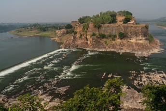 Towering over the confluence of the Ahu and Kali Sindh Rivers in the Jhalawar district of Rajasthan, the Gagron Fortress is protected by water on three sides with a moat on the remaining side. Instead of the traditional two ramparts, this fort has three, and the hill itself serves as its foundation
