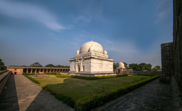 Constructed in the Afghan style, the imposing Hoshang Shah Tomb in the Jama Masjid, Mandu dates back to the 1400’s and served as inspiration for the Taj Mahal