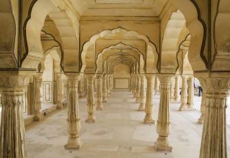 Symmetrically designed white marble pillars in the hall Sattais Katcheri which
is a colonnade of 27 pillars in Amber Fort, Jaipur, Rajasthan, India © Pete Burana