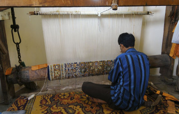 An Indian man weaves a beautifully designed carpet at his place near Dal Lake in Srinagar, Kashmir, India © Pulpitis