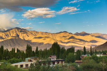 First light at sunrise casting its shadow on the cloudy Mountain range in Leh, Ladakh, India © Annop Itsarayoungyuen