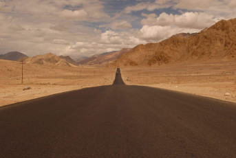 A long stretched glimpse of Leh-Manali Highway along the Himalayan Landscapes, Leh Ladakh, India © Tracing Tea