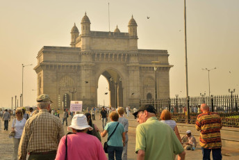 A huge number of foreign tourists flock to the monument "Gateway of India" situated in Mumbai for an early morning coastal exploration of the city of dreams, Mumbai, Maharashtra, India © Bob Balestri