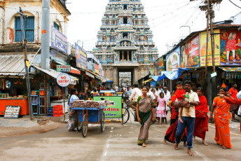 A large number of pilgrims and Hindu families return from the prehistoric Meenakshi temple after worshipping the God in Madurai, Tamil Nadu, India © Radiokafka