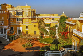 Front faccade of the Deogarh Mahal Heritage Hotel © LUCKOHNEN