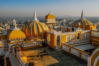 The Domes of the Deogarh Mahal Heritage Hotel in which you stay overnight © LUCKOHNEN